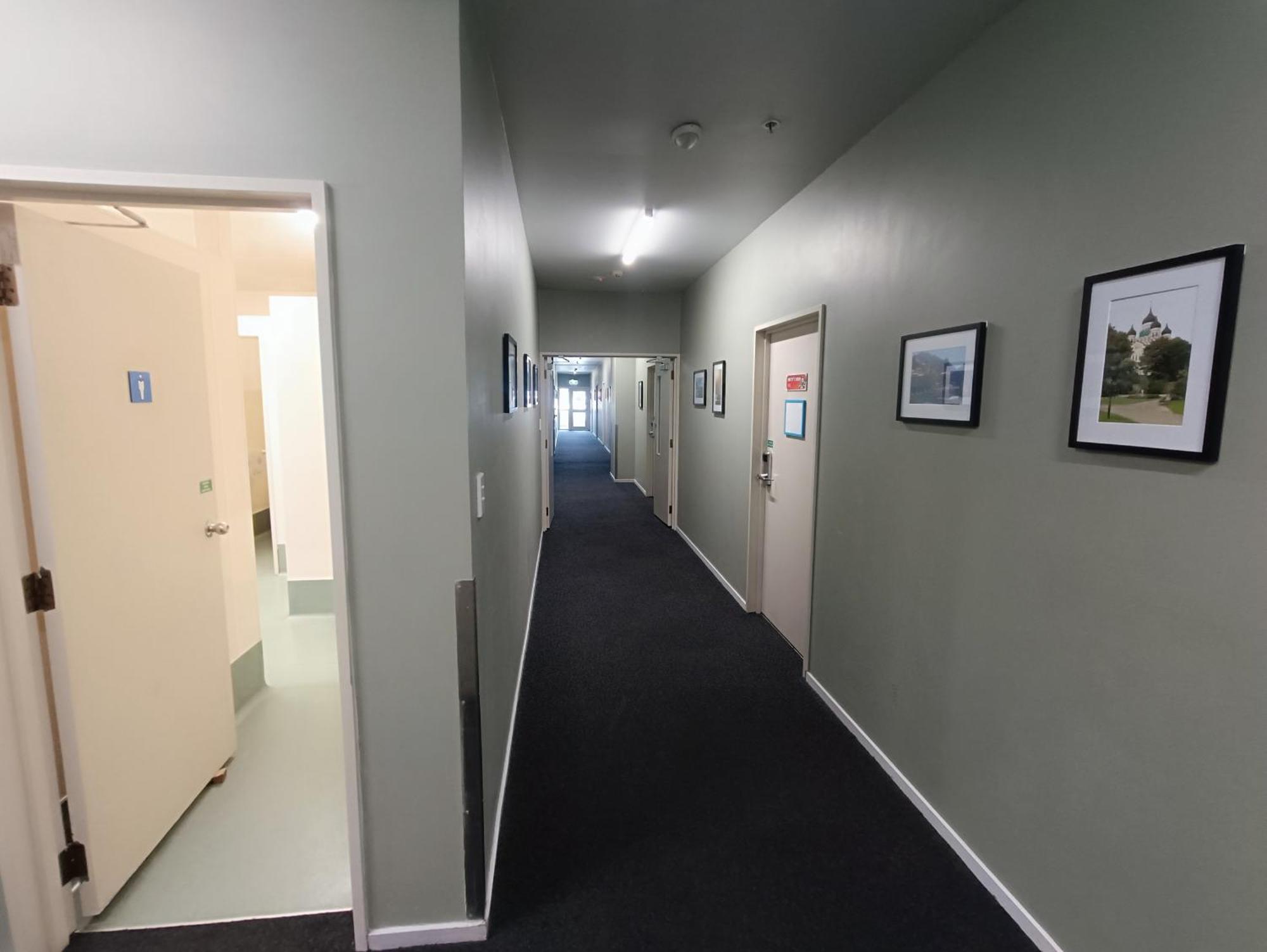 Hostel Urbanz Christchurch Zewnętrze zdjęcie A corridor at the University of Waikato's E H Turbott Residence
