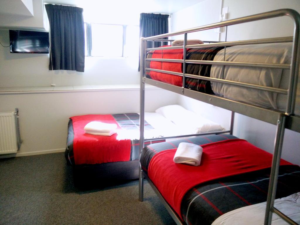 Hostel Urbanz Christchurch Zewnętrze zdjęcie A typical room at the hostel