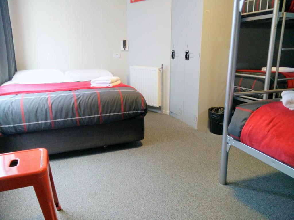 Hostel Urbanz Christchurch Zewnętrze zdjęcie A typical room at a hostel