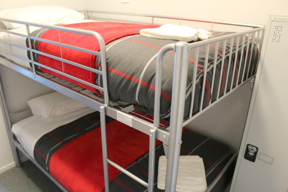 Hostel Urbanz Christchurch Zewnętrze zdjęcie A bunk bed