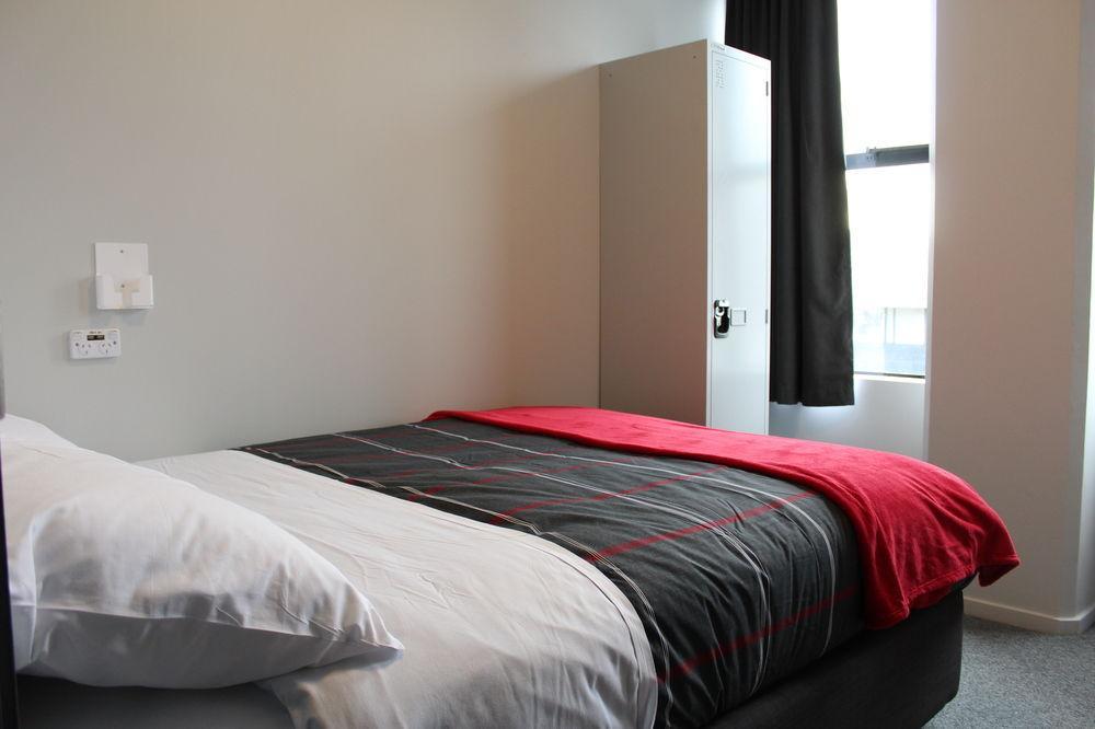 Hostel Urbanz Christchurch Zewnętrze zdjęcie A bedroom at the University of Nottingham's Jubilee Hall