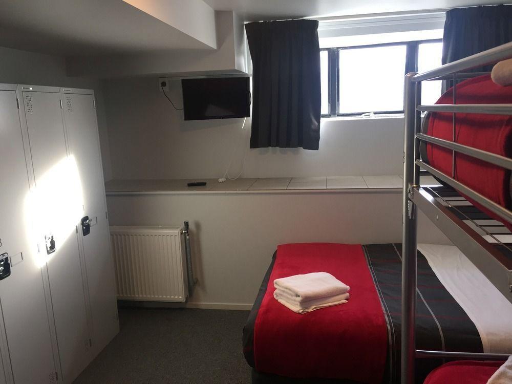 Hostel Urbanz Christchurch Zewnętrze zdjęcie A room at the hotel