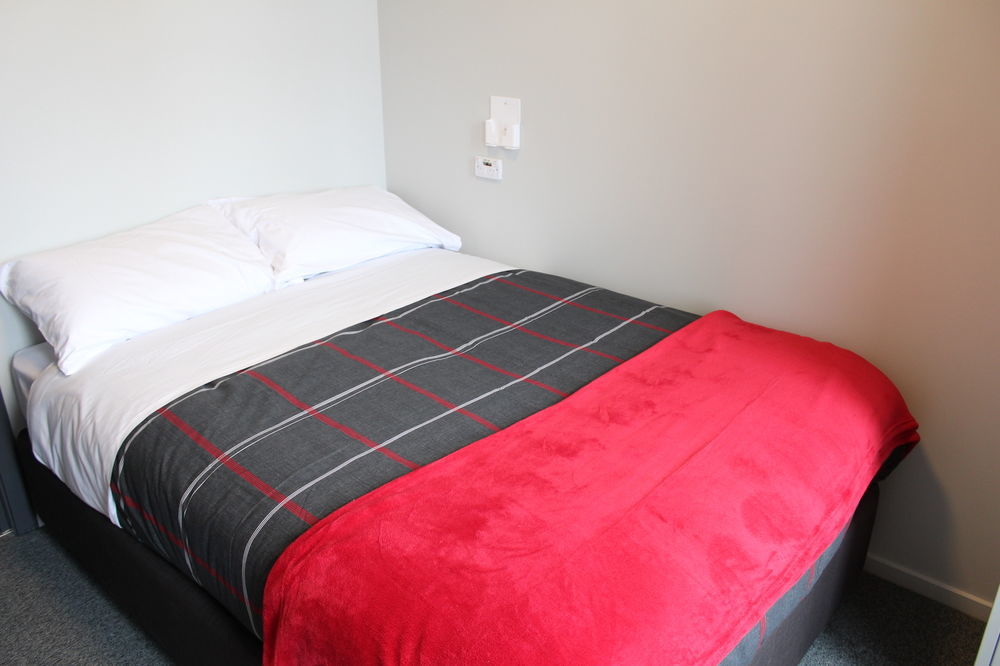 Hostel Urbanz Christchurch Zewnętrze zdjęcie A bed with a throw