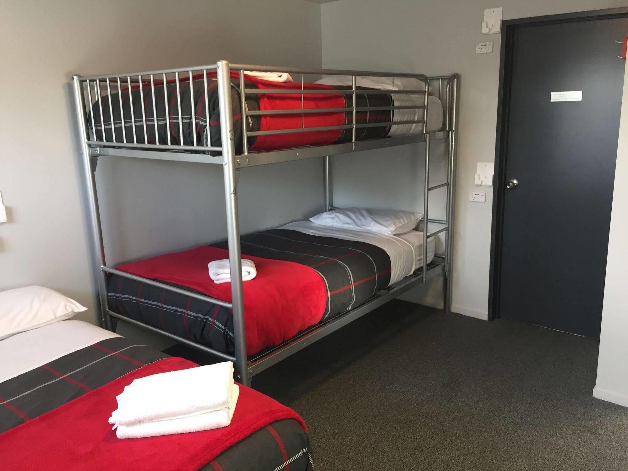 Hostel Urbanz Christchurch Zewnętrze zdjęcie A bunk bed in a hostel