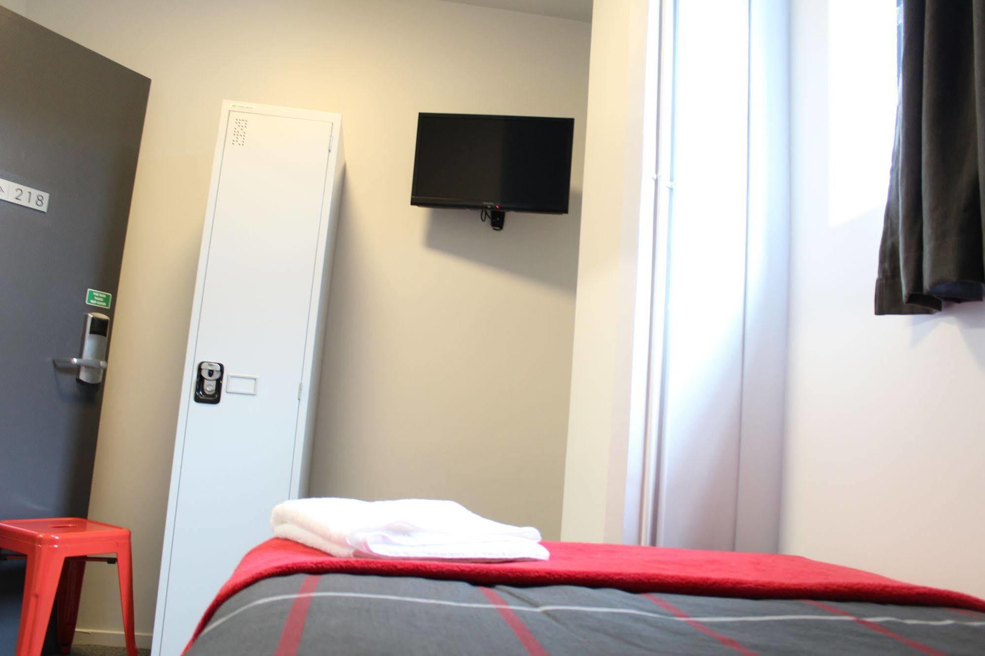 Hostel Urbanz Christchurch Zewnętrze zdjęcie A room at a B&B hotel in Paris