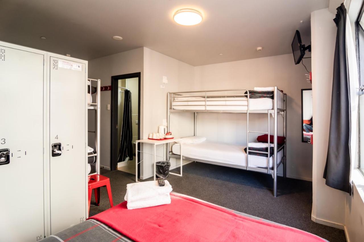 Hostel Urbanz Christchurch Zewnętrze zdjęcie A typical room at a typical Ibis budget hotel